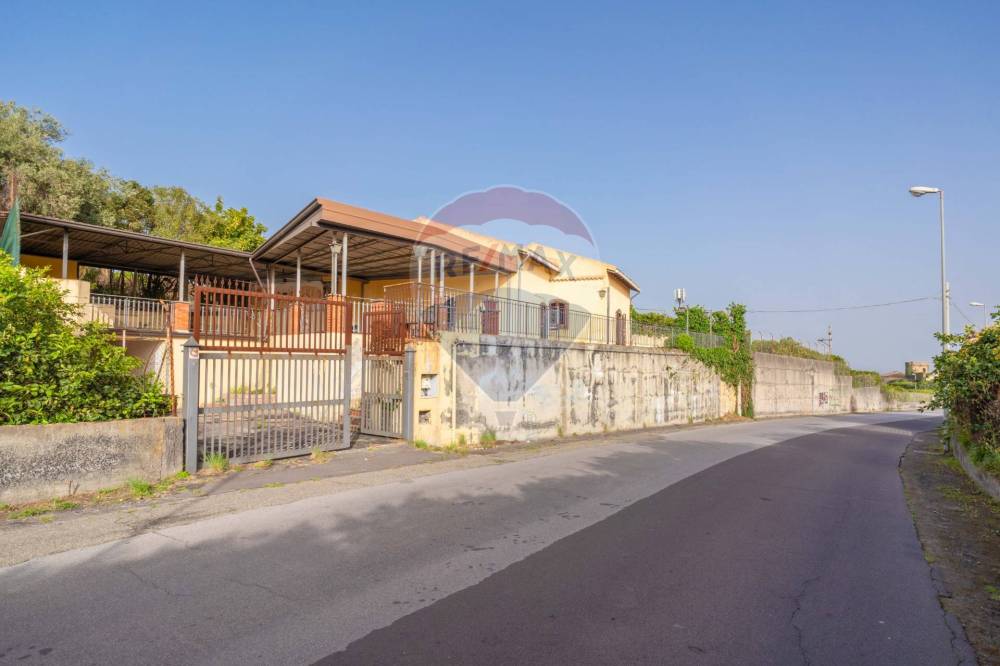 locale commerciale in vendita ad Acireale in zona Pozzillo