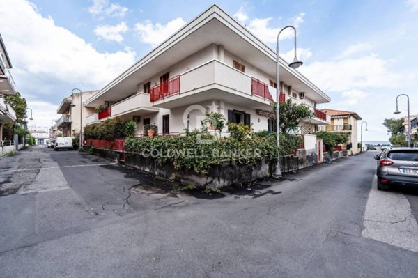 appartamento in vendita ad Acireale in zona Stazzo