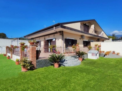 casa indipendente in vendita ad Acireale