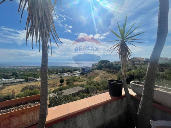 appartamento in vendita ad Acireale in zona Pennisi