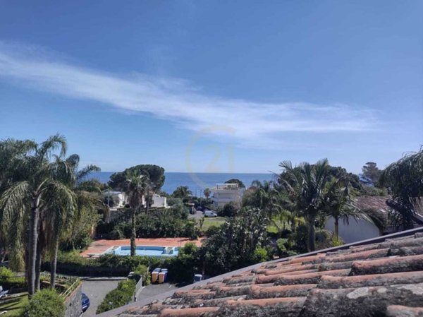 appartamento in vendita ad Acireale in zona Capo Mulini