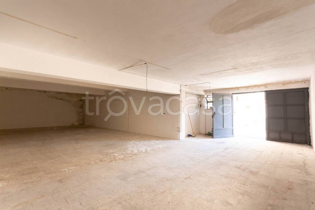 locale commerciale in vendita ad Acireale