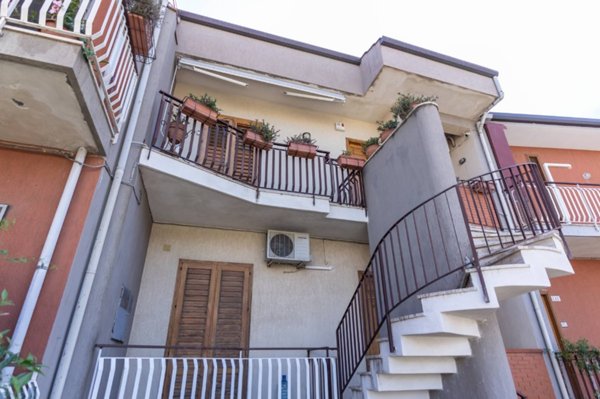 casa semindipendente in vendita ad Acireale in zona Santa Tecla