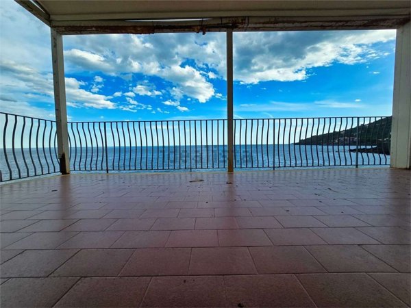 pentavano in vendita ad Acireale in zona Santa Tecla