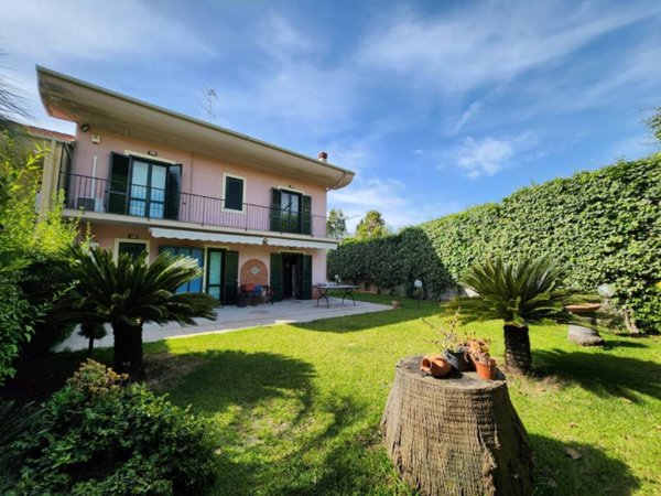 casa indipendente in vendita ad Acireale in zona Pennisi