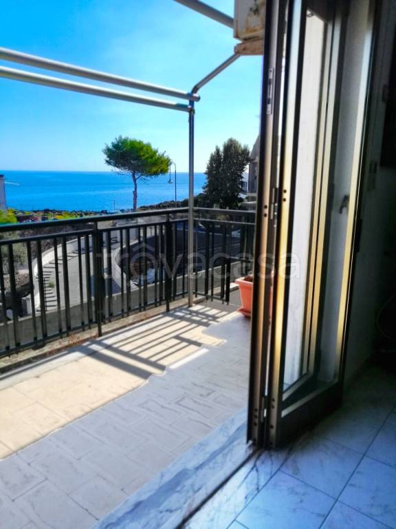 appartamento in vendita ad Acireale in zona Stazzo