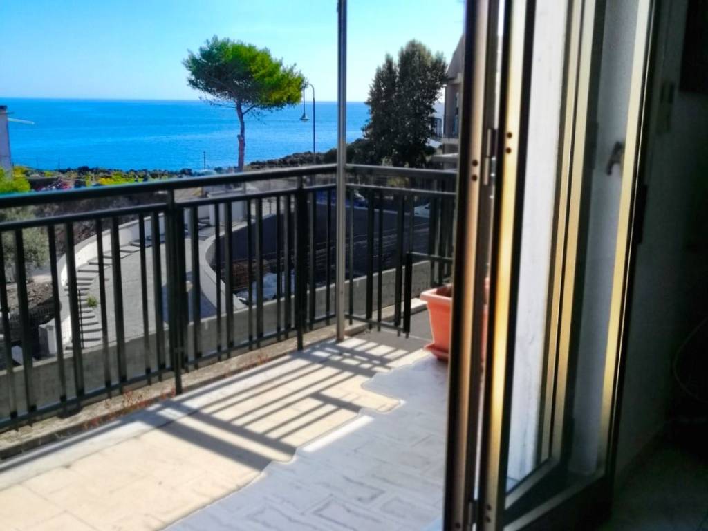 appartamento in vendita ad Acireale in zona Stazzo