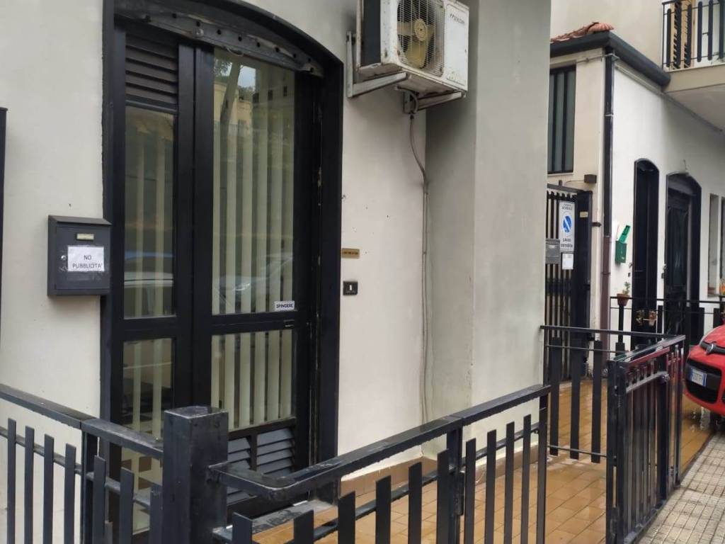 negozio in vendita ad Acireale in zona San Cosmo