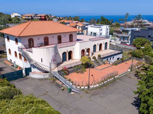 villa in vendita ad Acireale in zona Capo Mulini