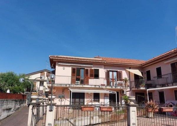 appartamento in vendita ad Acireale in zona Stazzo