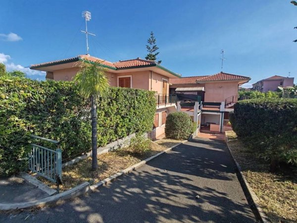 casa indipendente in vendita ad Acireale in zona Stazzo