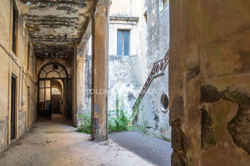 locale commerciale in vendita ad Acireale in zona Centro Storico