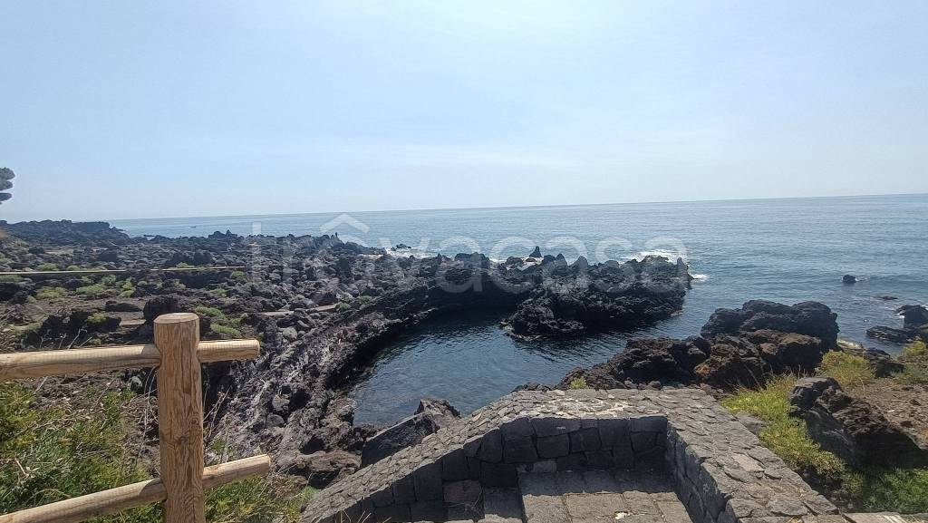 appartamento in vendita ad Acireale in zona Stazzo