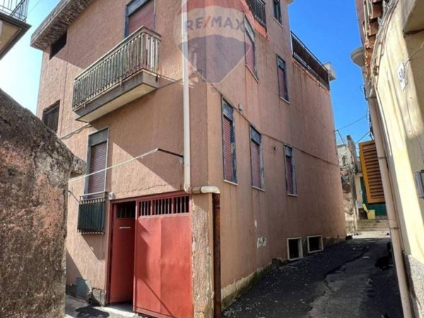 casa indipendente in vendita ad Acireale in zona Centro Storico