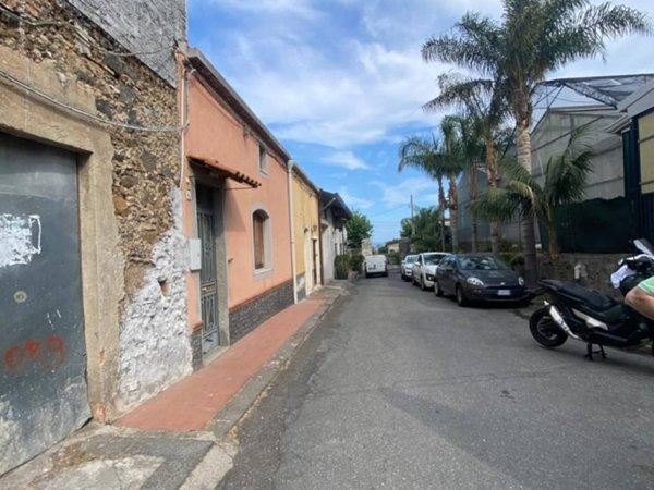 locale commerciale in vendita ad Acireale in zona Santa Caterina