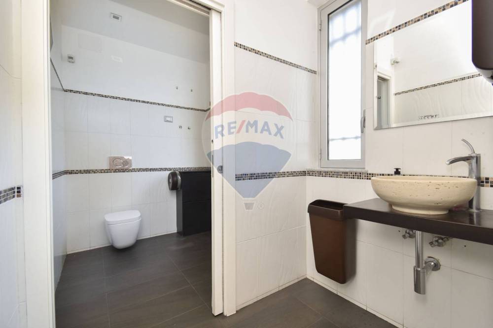 locale commerciale in vendita ad Acireale