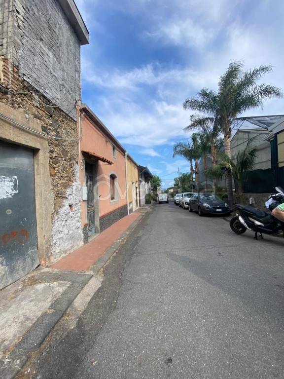 locale commerciale in vendita ad Acireale in zona Capo Mulini