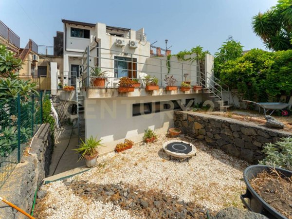 casa indipendente in vendita ad Acireale in zona Santa Tecla