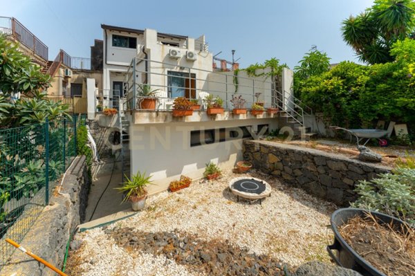 casa indipendente in vendita ad Acireale in zona Santa Tecla