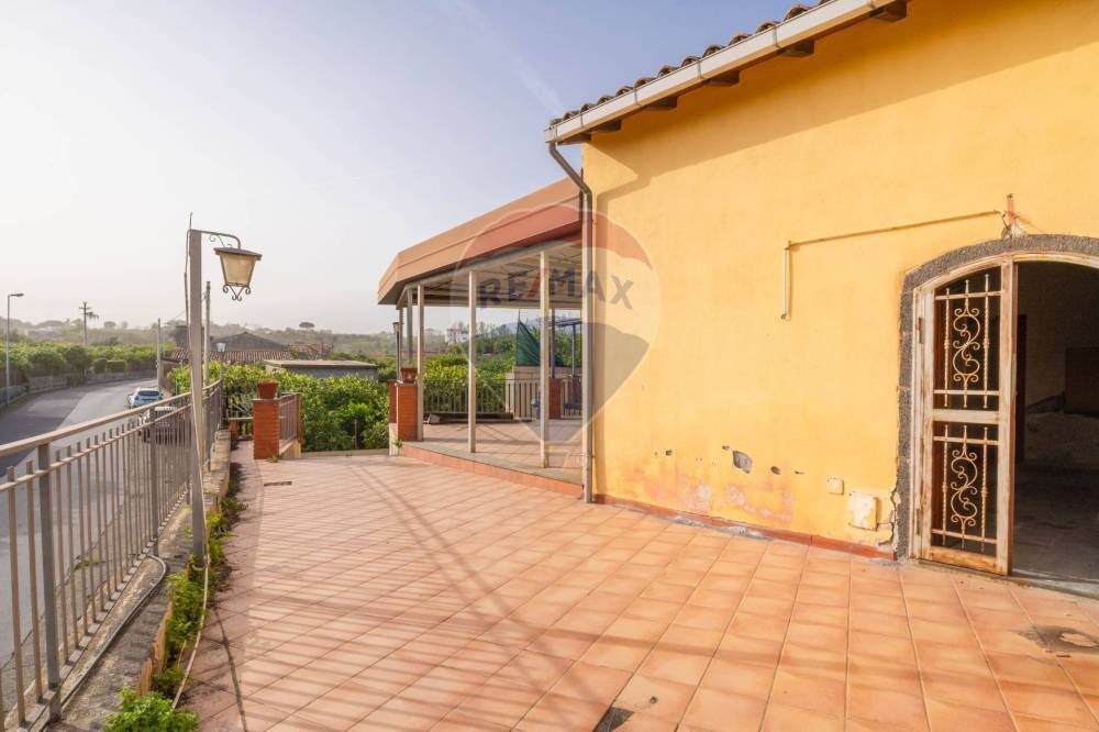 locale commerciale in vendita ad Acireale in zona Pozzillo