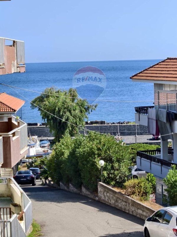 appartamento in vendita ad Acireale in zona Stazzo