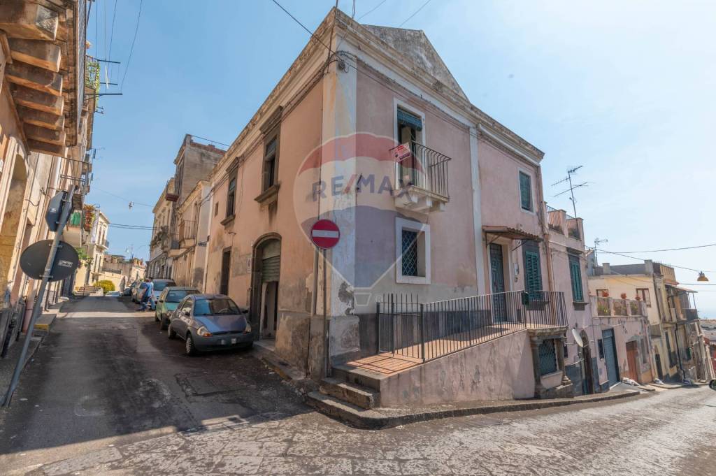 casa indipendente in vendita ad Acireale in zona Centro Storico
