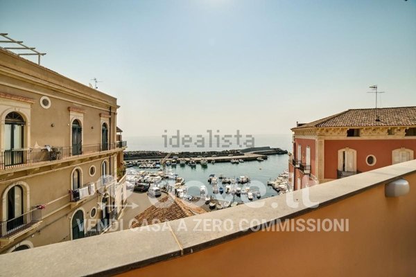 esavano in vendita ad Acireale in zona Santa Maria la Scala