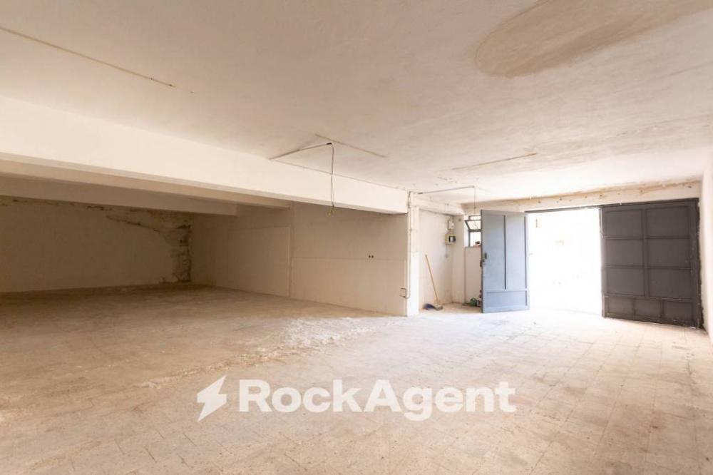 locale commerciale in vendita ad Acireale