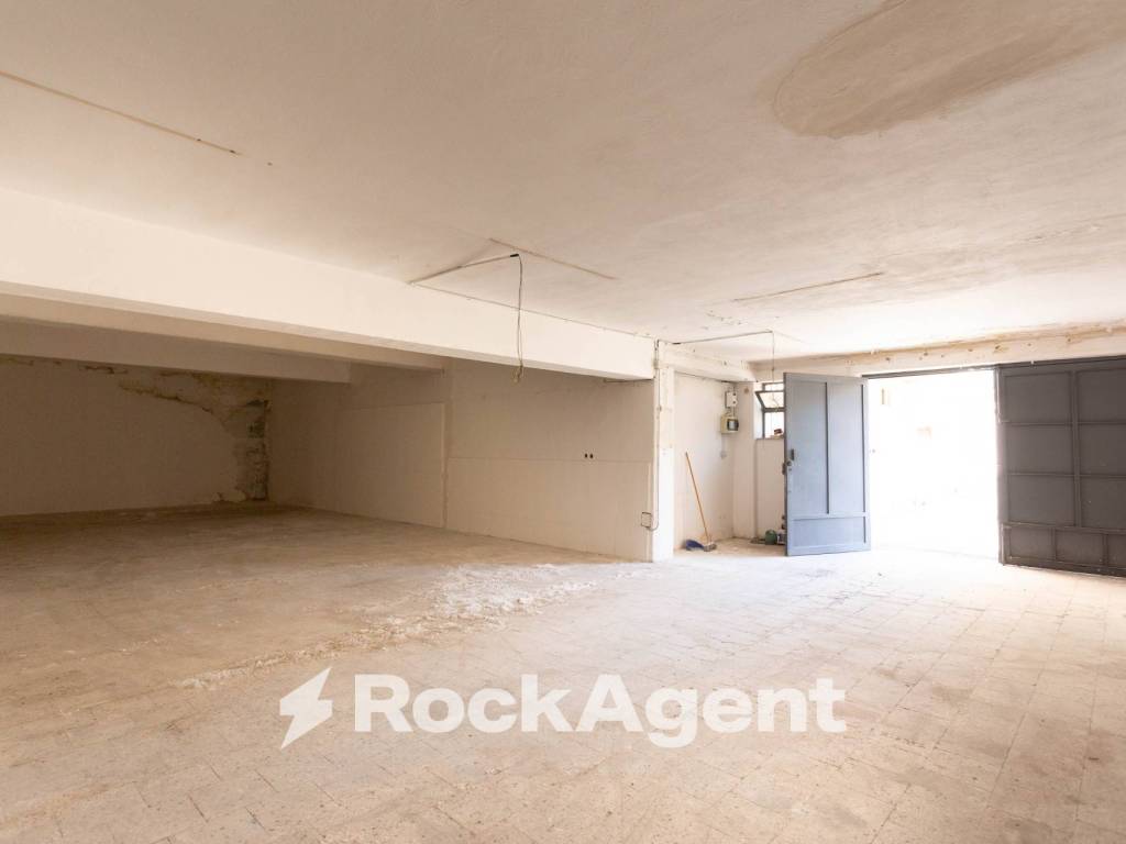 locale di sgombero in vendita ad Acireale in zona Centro Storico