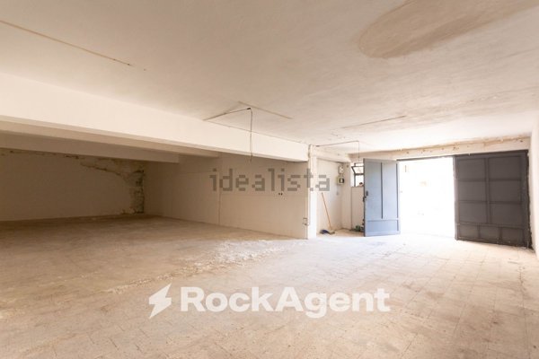 locale di sgombero in vendita ad Acireale