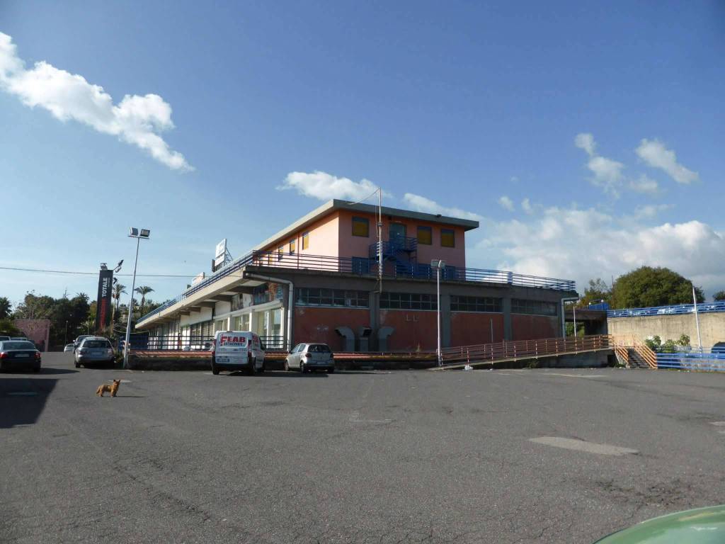 negozio in vendita ad Acireale in zona Piano d'Api