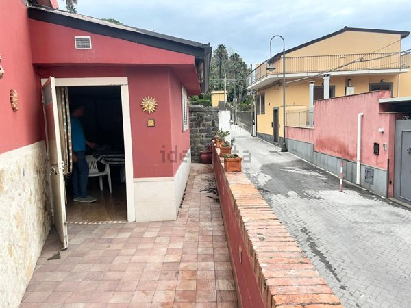 casa indipendente in vendita ad Acireale in zona Santa Maria la Scala