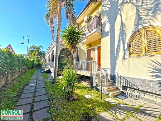 appartamento in vendita ad Acireale in zona Santa Tecla