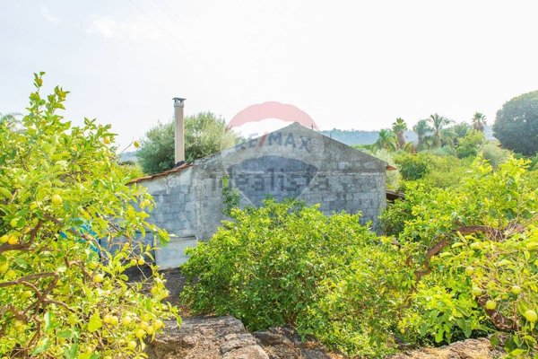 terreno edificabile in vendita ad Acireale in zona Santa Tecla