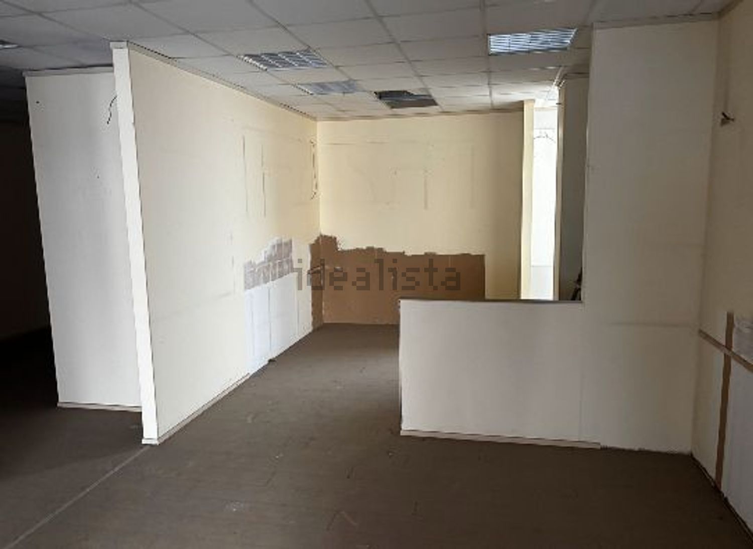 locale di sgombero in vendita ad Acireale