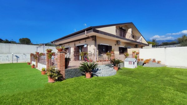 casa indipendente in vendita ad Acireale