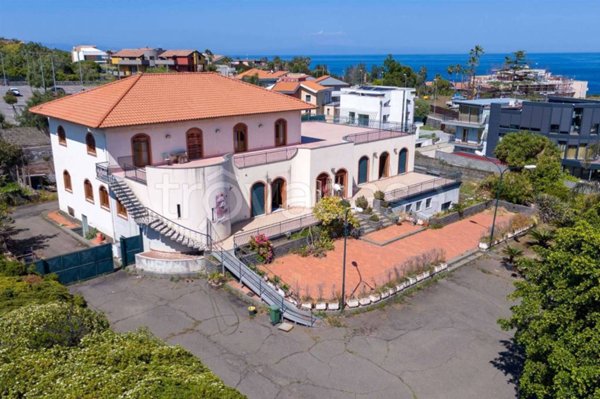 villa in vendita ad Acireale in zona Capo Mulini