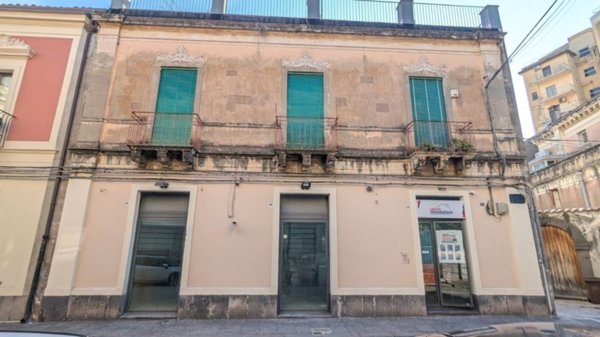 negozio in vendita ad Acireale