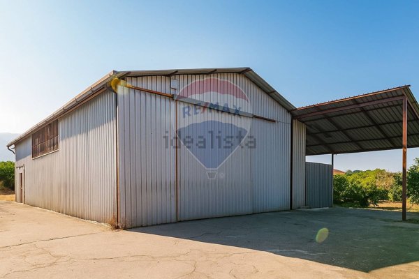 capannone in vendita ad Acireale in zona Santa Tecla