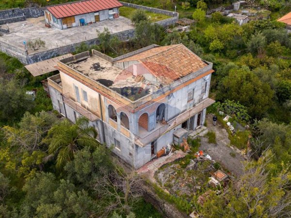 casa indipendente in vendita ad Acireale in zona Centro Storico