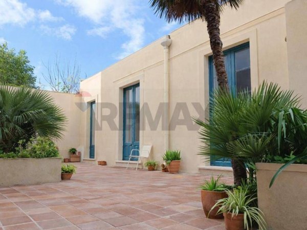 casa indipendente in vendita ad Acireale in zona Centro Storico