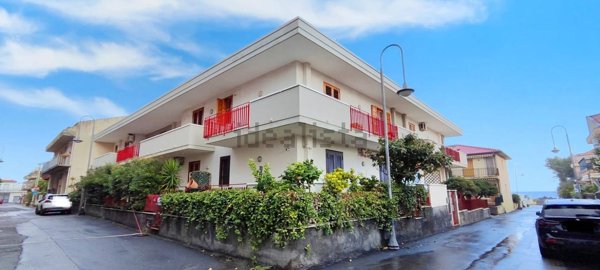 appartamento in vendita ad Acireale in zona Stazzo