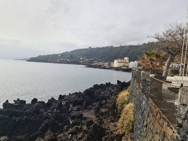 appartamento in vendita ad Acireale in zona Stazzo