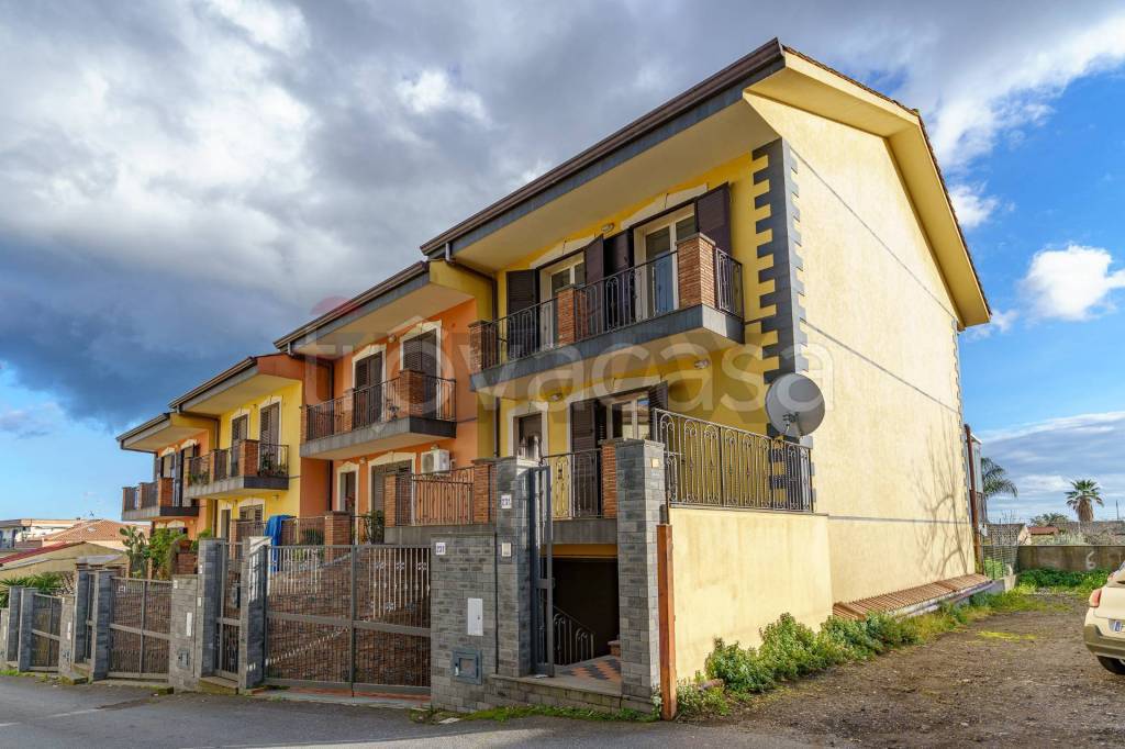 casa indipendente in vendita ad Acireale in zona Pennisi
