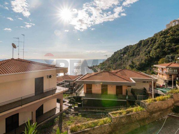 appartamento in vendita ad Acireale in zona Santa Maria la Scala