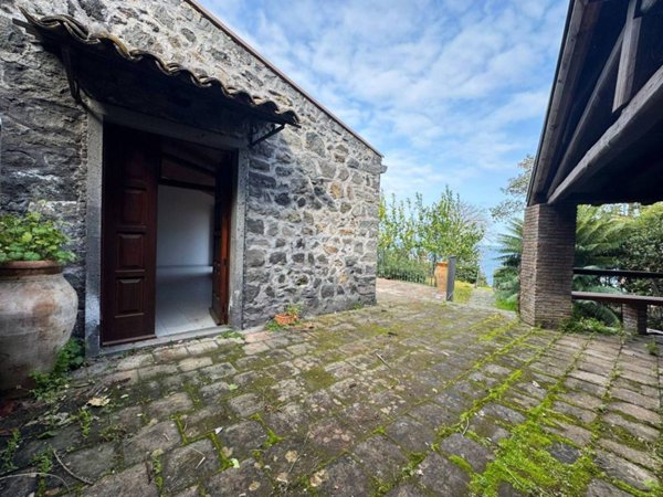 casa indipendente in vendita ad Acireale in zona Santa Tecla