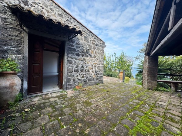casa indipendente in vendita ad Acireale in zona Santa Tecla