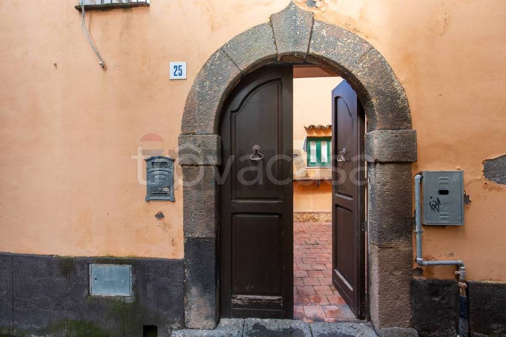 casa indipendente in vendita ad Acireale in zona Centro Storico