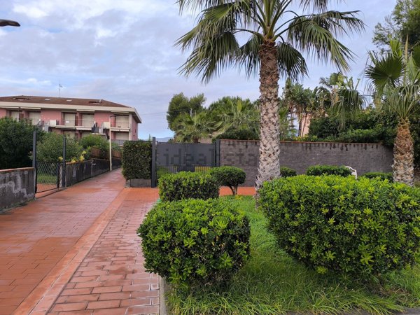 appartamento in vendita ad Acireale in zona Pozzillo