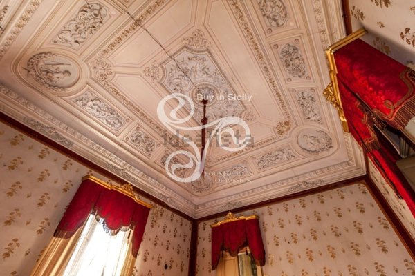 locale commerciale in vendita ad Acireale